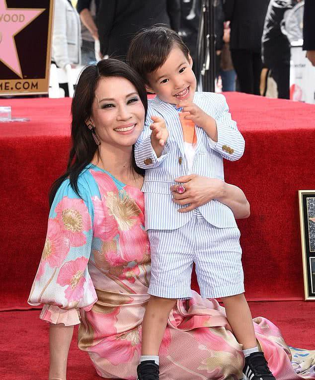 《霹雳娇娃》三位打女19年后重聚星光大道,刘玉玲带儿子出席