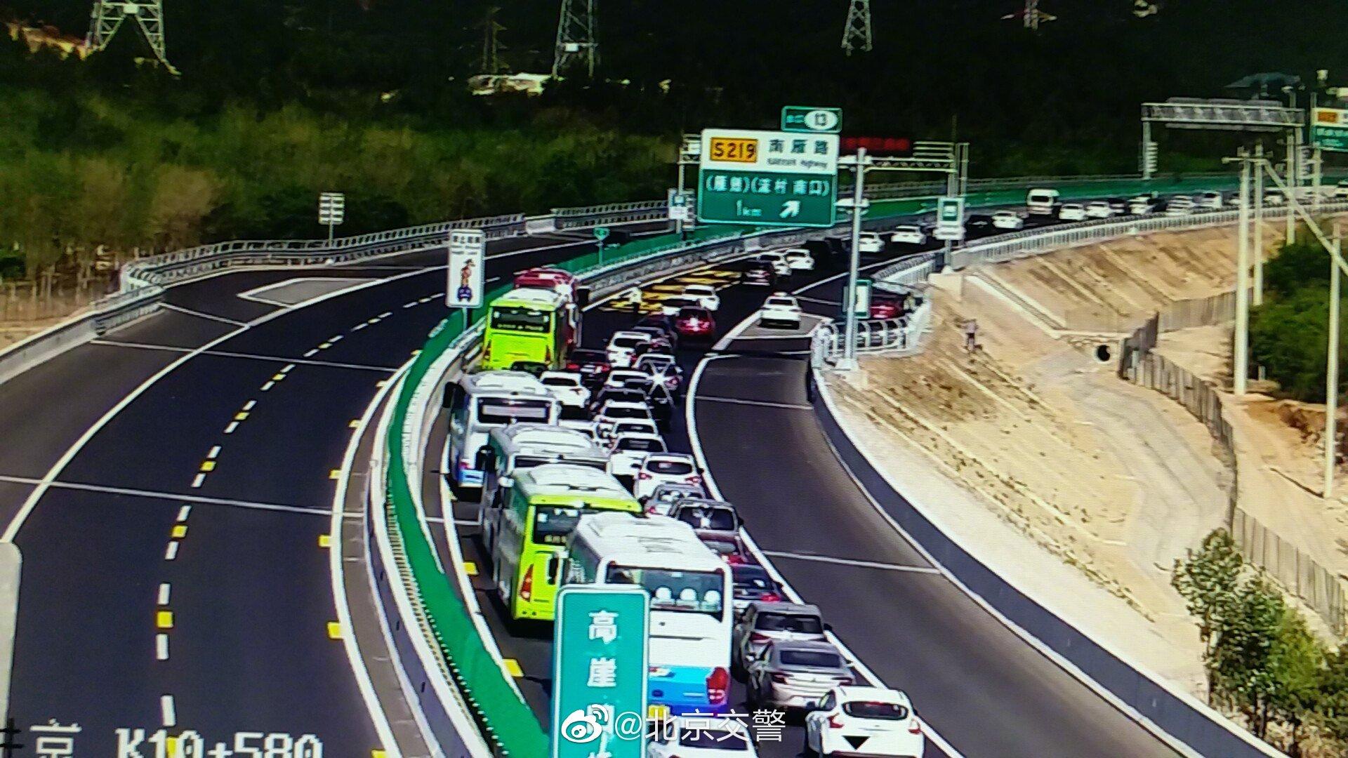 京礼高速严重拥堵超十公里 有车违规走应急车道被罚