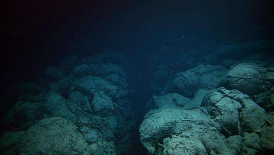 马里亚纳海沟有一万多米深,那里面的水还是液态的吗?万万没想到