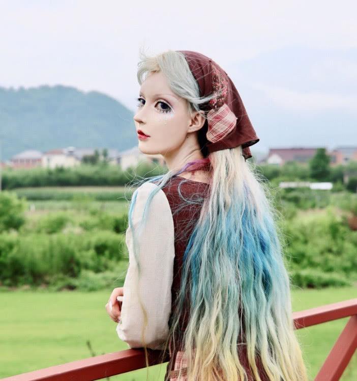 "真人芭比"迪丽拉近照,美颜滤镜效果太过分,看到鼻子后都尬住