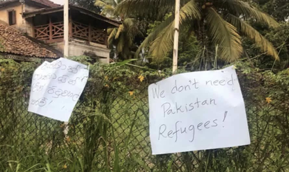 在穆斯林难民社区贴上的抗议标语，图片来自《卫报》