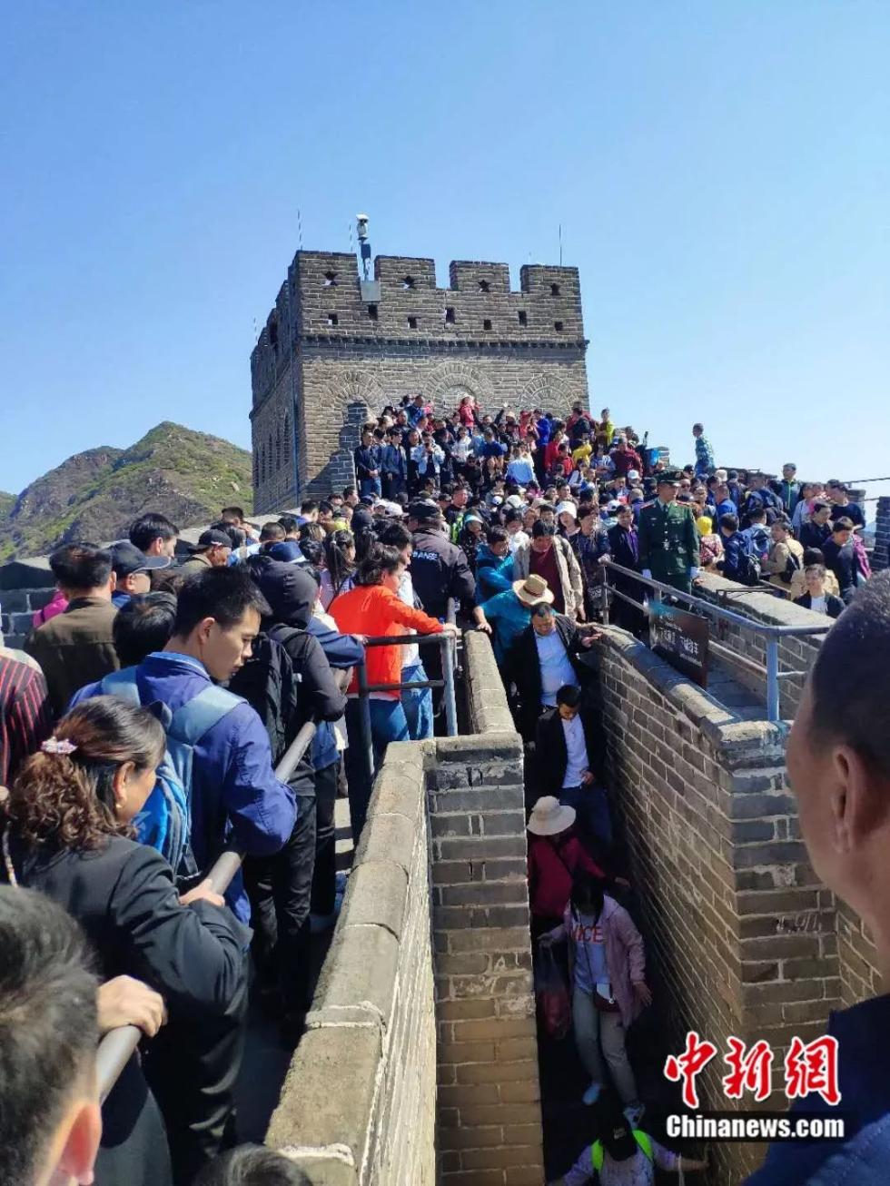 西湖边的龙翔桥站今天已限流!长城,故宫都挤成这样了!