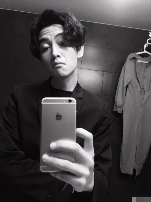 甚至有时候陈晓在自拍的时候都很搞怪,披散着头发皱着眉头,眼睛朝下