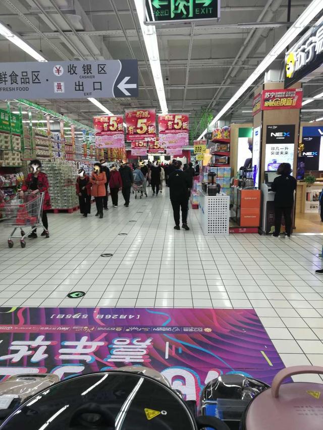 2019年5月1日黑龙江佳木斯大润发超市入口客流量照片记录