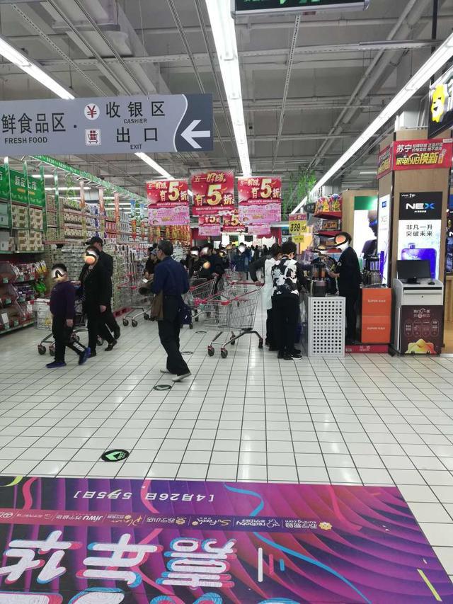 2019年5月1日黑龙江佳木斯大润发超市入口客流量照片记录