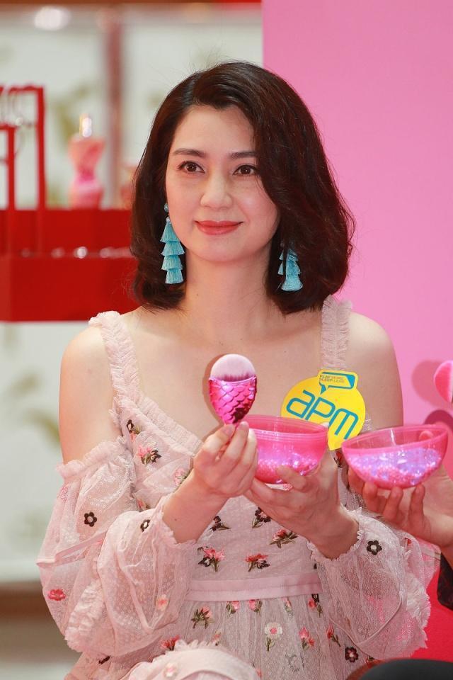 48岁洪欣只是换了一身新衣服,意外时髦又减龄,美得越来越高级