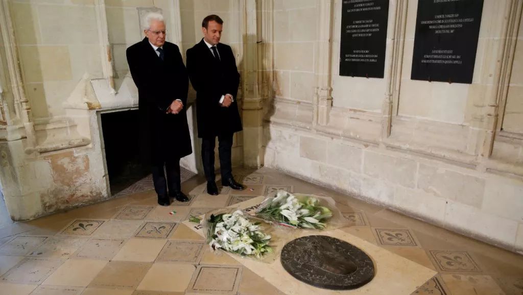法国总统马克龙与意大利总统马塔雷拉在达·芬奇墓前献花。 来源：法国24电视台