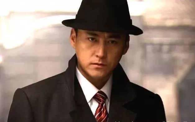 他而亡,背负不忠不孝,不仁不义的骂名,而他就是真正的内奸"独臂大盗"