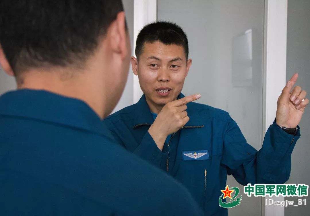 正文  谈起夜航的感受   八一飞行表演队   飞行一大队大队长井飞