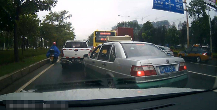 前車強行加塞,後車故意撞車,這種責任由誰承擔?看看交警怎麼說