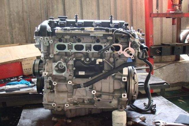 汽车上的发动机坏了,到底是大修一下好,还是直接更换总成好?