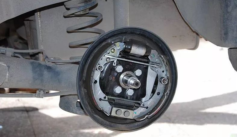 那些使用鼓刹的汽车是不是厂家在偷工减料撸车