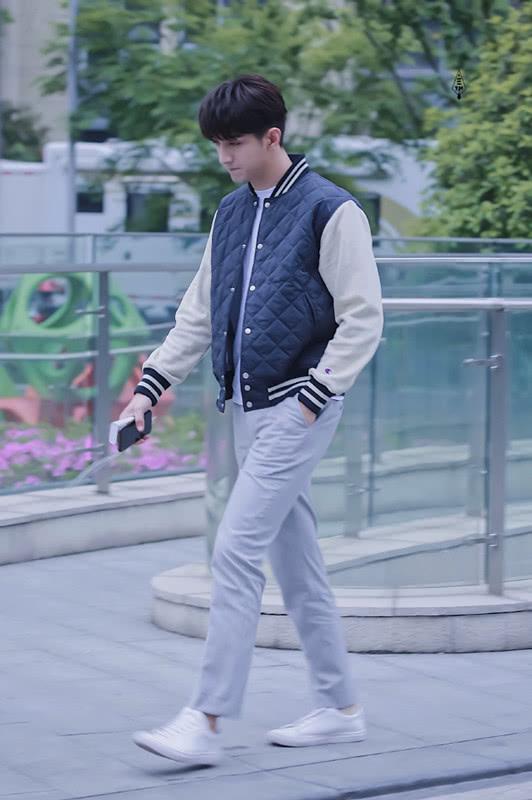 穿夹克的金瀚就是帅,再配上高帮鞋,穿出大个子男孩子的气场!