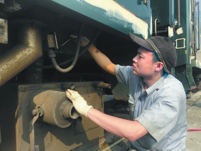 郑立宏正在检修火车.劳动者面孔郑立宏30岁,成都车辆段检修工人.