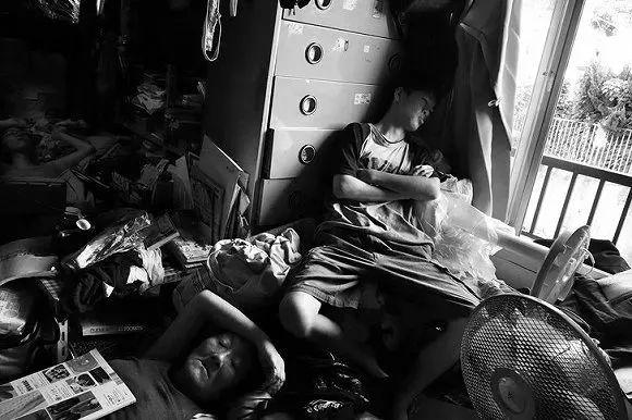 七口人挤在一间公寓内生活?这位日本摄影师用镜头记录下残酷的真实!