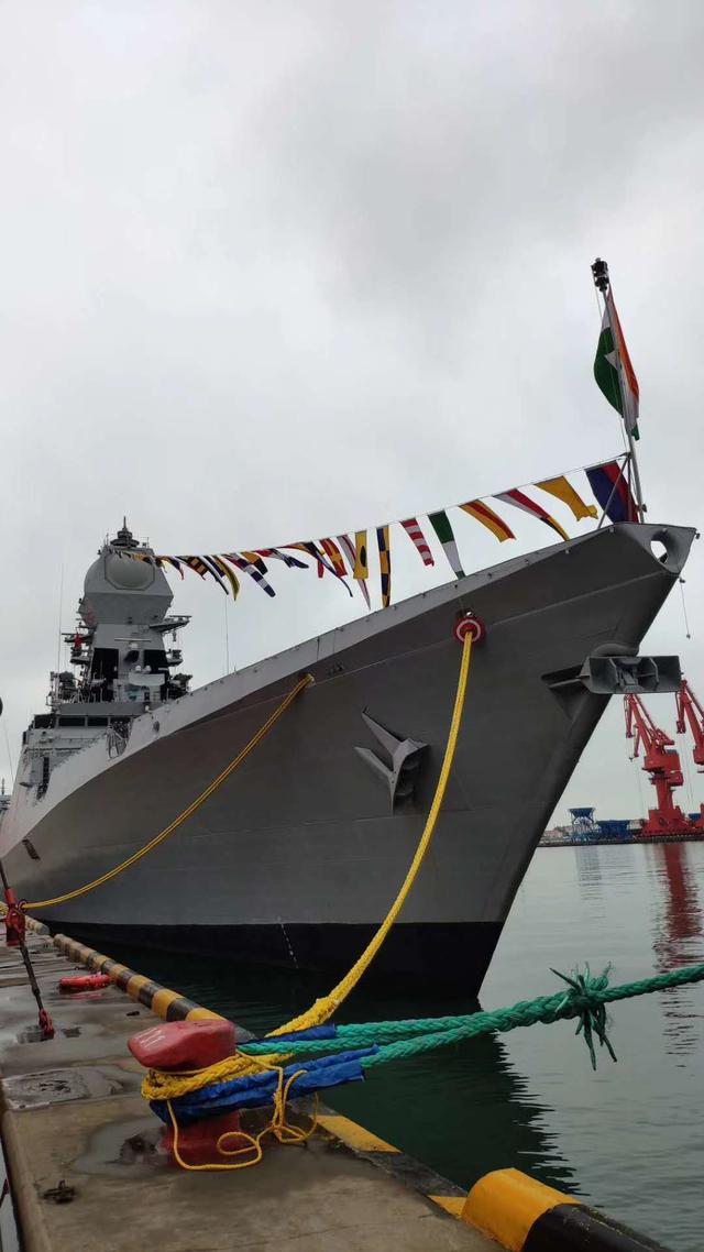 心惊肉跳!印度海军加尔各答号战舰在青岛玩漂移 就不怕翻船?