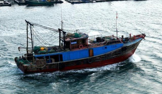 全球最大的拖网渔船,出海一次能捕捉上千吨鱼,游客:场面壮观