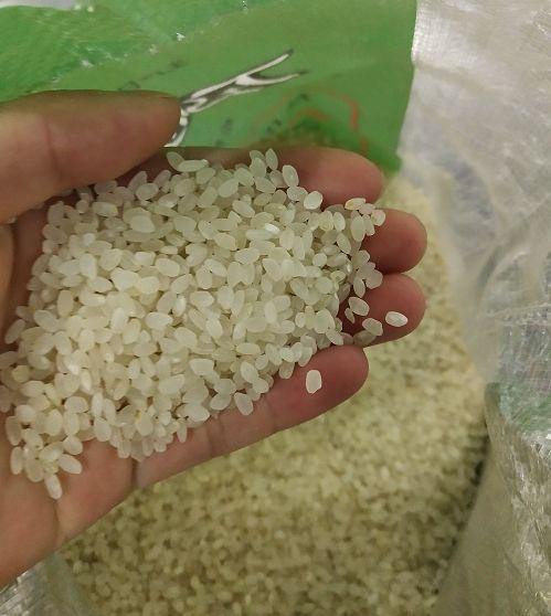 男子超市买大米开袋味道刺鼻大米变黄米就要个道歉