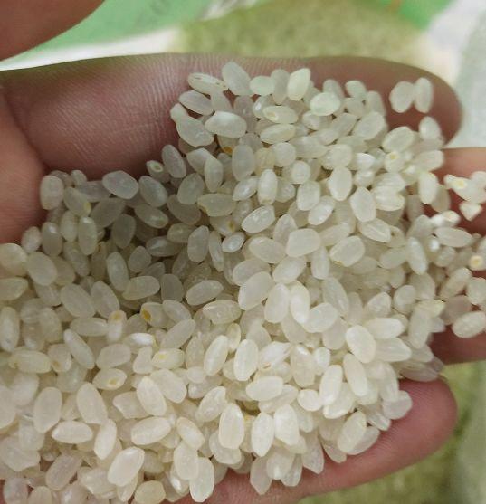 男子超市买大米开袋味道刺鼻大米变黄米就要个道歉