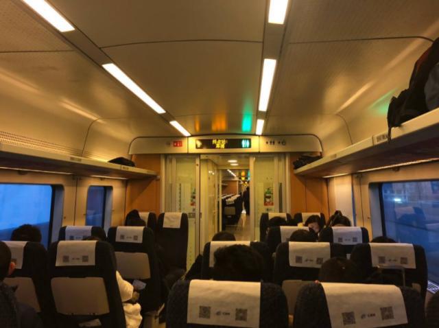 日本游客坐日本高铁,感觉非常惊讶,这跟我们高铁怎么不一样?