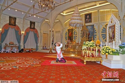 资料图：2016年12月1日，哇集拉隆功完成即位仪式，正式成为泰国新国王。