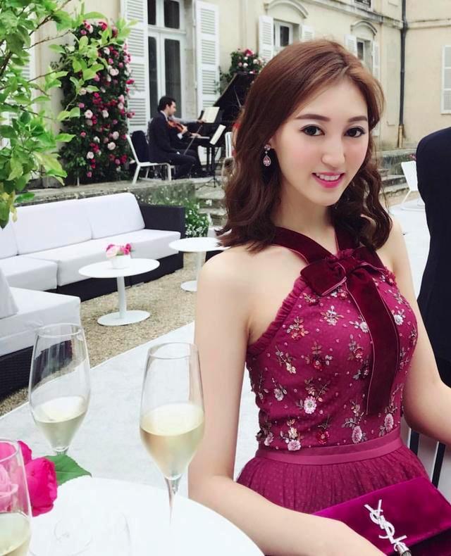 27岁港姐何艳娟与67岁丈夫闪离不奇怪,关之琳周润发也曾闪婚闪离