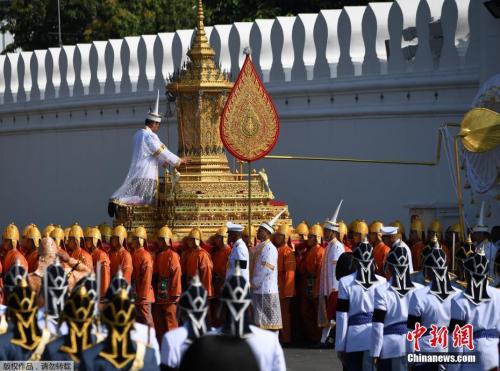 资料图：2017年10月26日，泰国曼谷，民众排队参加泰国先王普密蓬皇家火葬仪式，现场人山人海。