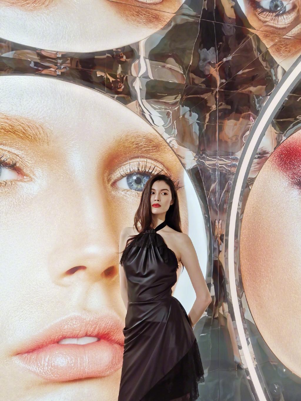 30岁何穗美得好高调,穿黑色连衣裙走复经典时尚风,高级又减龄