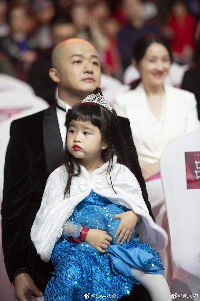 饺子长大了面容和爸爸越来越像网友长了头发的包贝尔