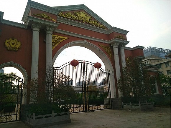 邯郸鸿远房地产(原邯郸市洪源房地产开发有限公司)大门外。摄影:黎文婕