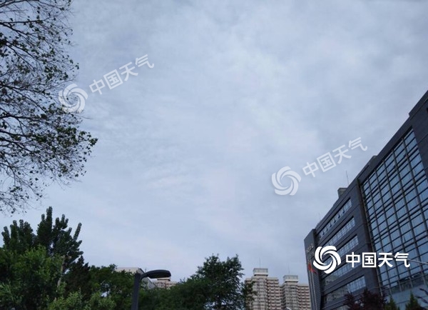 5日晨，北京风力加大，天空阴沉。