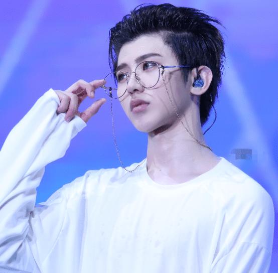 帅哥扶眼镜分分钟圈粉,刘昊然自然有活力,而他的让人移不开眼!