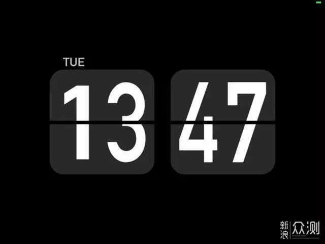 很多人买了ipad放在那儿吃灰,不如用一个装一个翻页时钟软件,放在家里