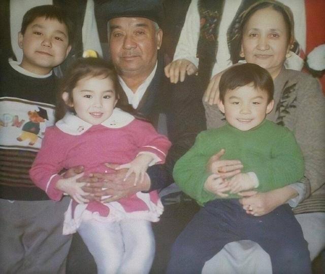 一起来看看明星小时候与父母的合影!