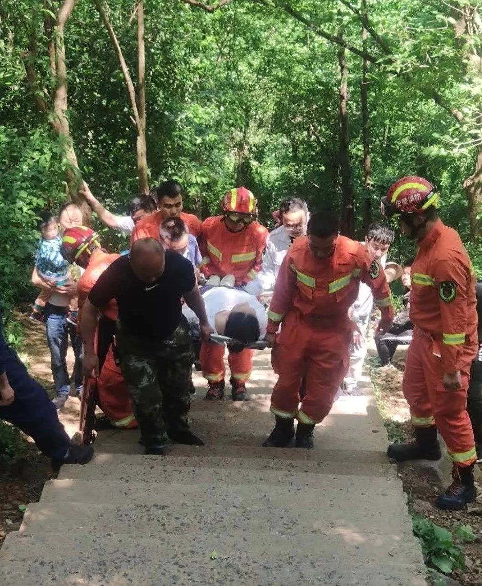 合肥一女子被困大蜀山,消防员轮番抬人