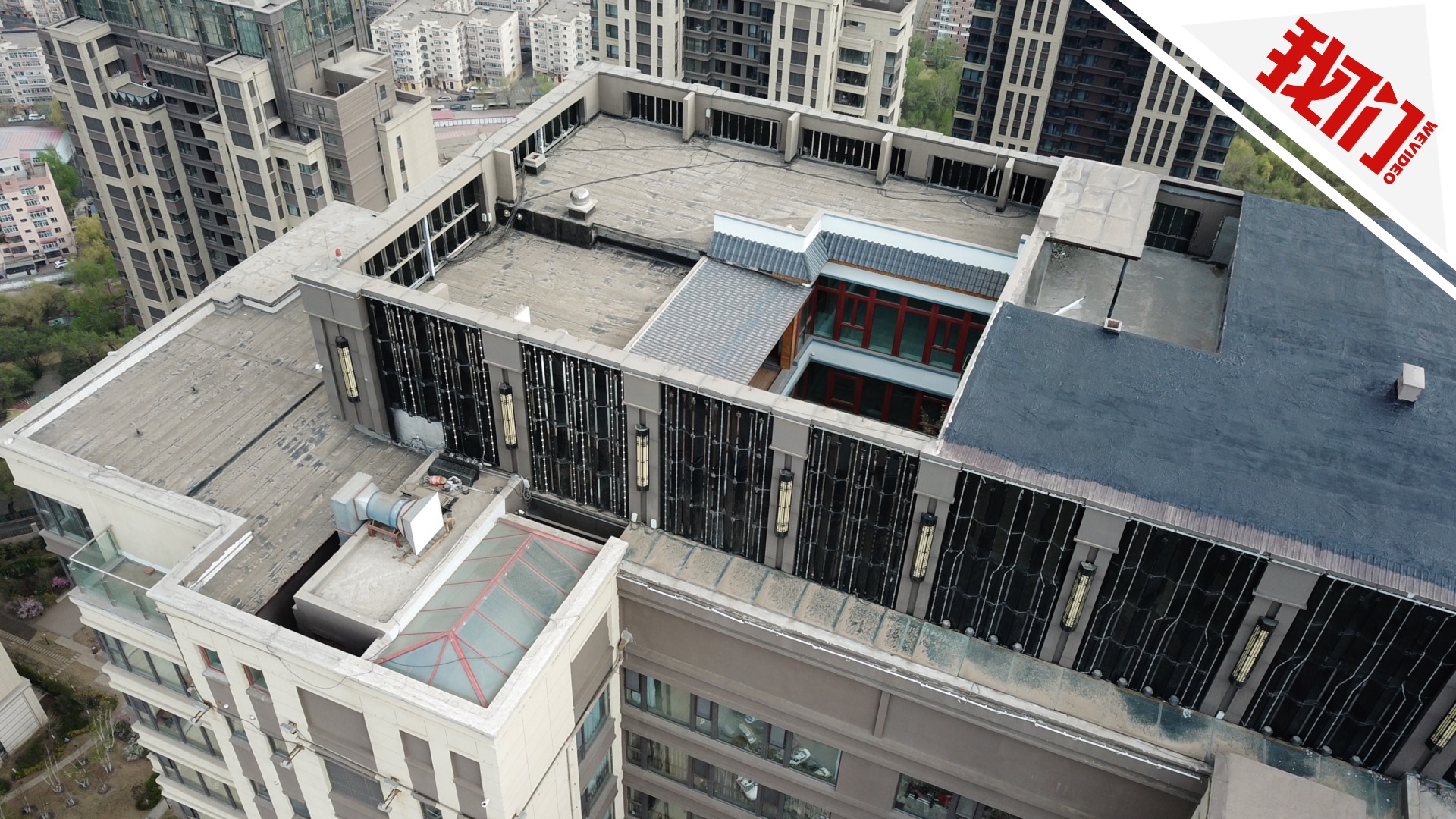 哈尔滨豪华小区业主楼顶加盖两层楼物业城管都没辙