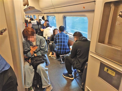 　　乘客上车后“买短补长”，补票显示包含手续费，座位号也被划掉，标示补票乘客无座。新京报记者 潘闻博 摄