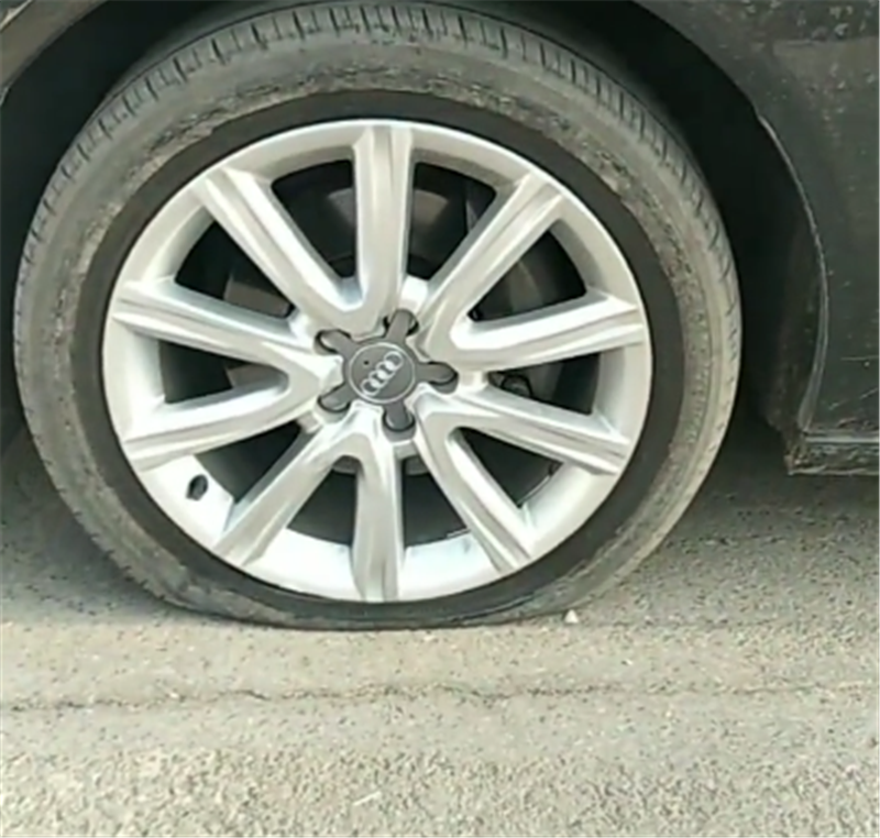 奥迪a6l轮胎爆胎,直接违停路边,为避免罚款,车主留下一纸条