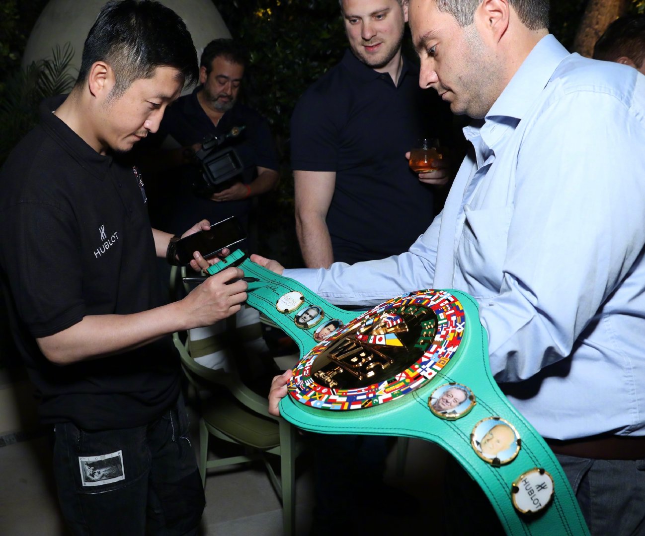 比肩泰森,霍利菲尔德,邹市明拿下wbc"传奇拳王"称号