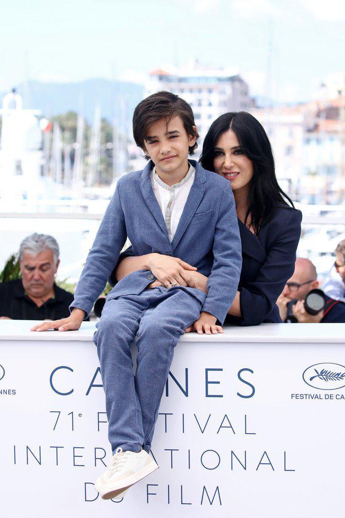 2016年,导演娜丁·拉巴基在街头发现了12岁的赞恩,当时他没上过学,连