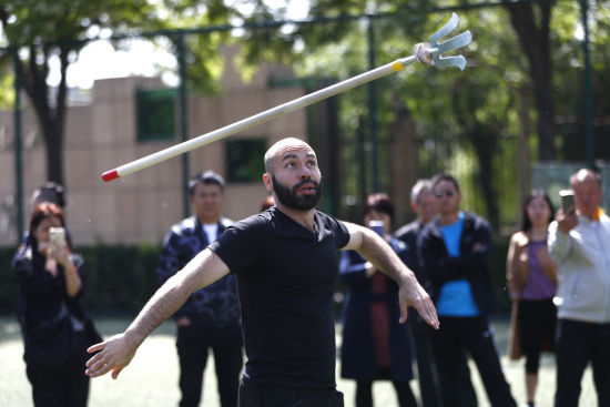 中国杂技团举办公众开放日 巴西小伙玩转"王氏飞叉"