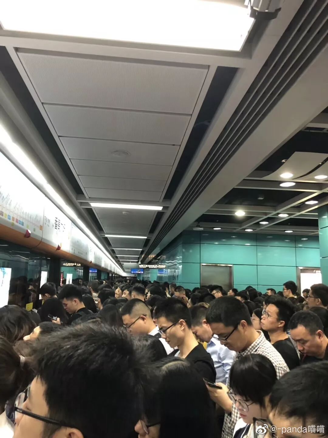 人从众!广州地铁三号线早高峰列车故障 网友:每天堪比春运
