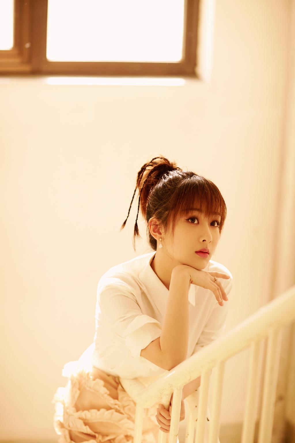 杨紫只是把波波头扎着马尾辫,少女感爆棚,衬衫搭配半身裙美呆了