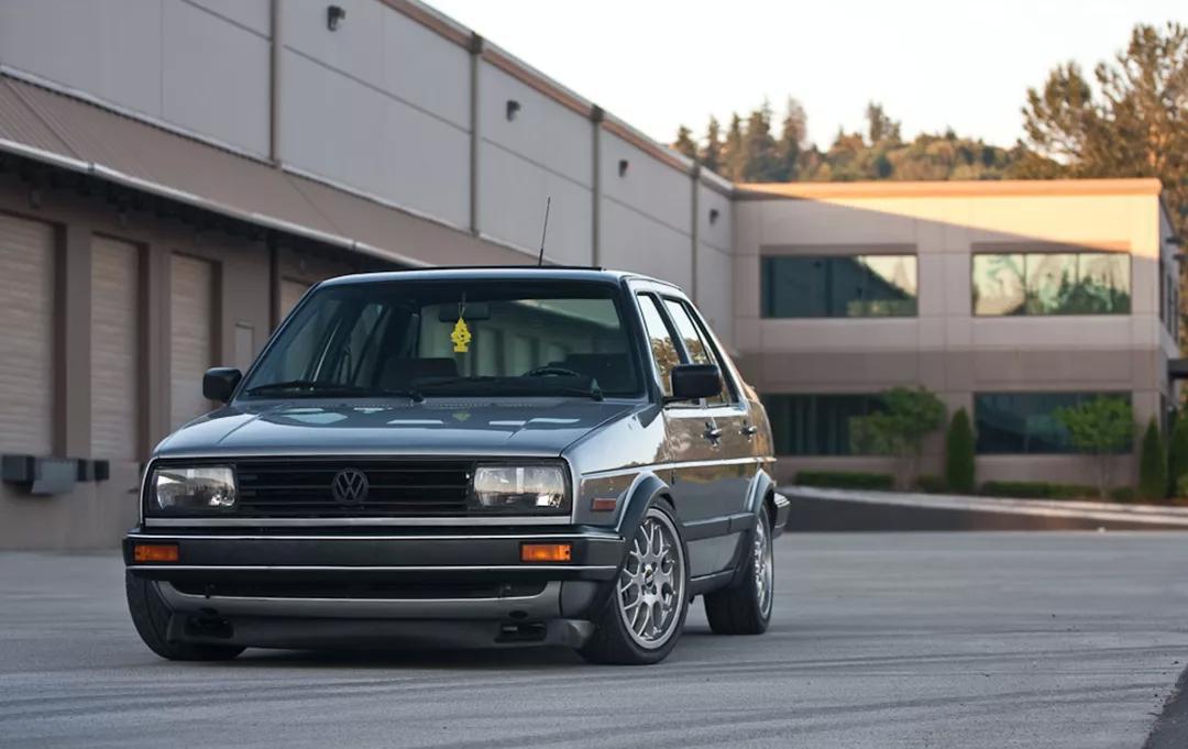 普通版本是一汽-大众第一代实现国产的车型,也就是我们家喻户晓的捷达