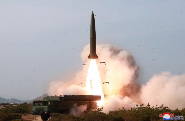 朝鲜公布火力打击训练照片，可见此次训练使用了近程弹道导弹。 朝鲜中央通讯社 图