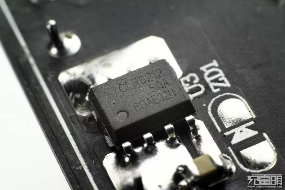 微盟电子me8115f规格书.拆下散热铝块,下面有一颗芯片.