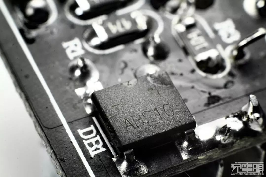 微盟电子me8115f规格书.拆下散热铝块,下面有一颗芯片.