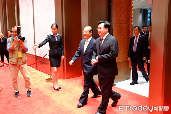 　王金平与厦门市委书记胡昌升一同步入会议厅 图台媒