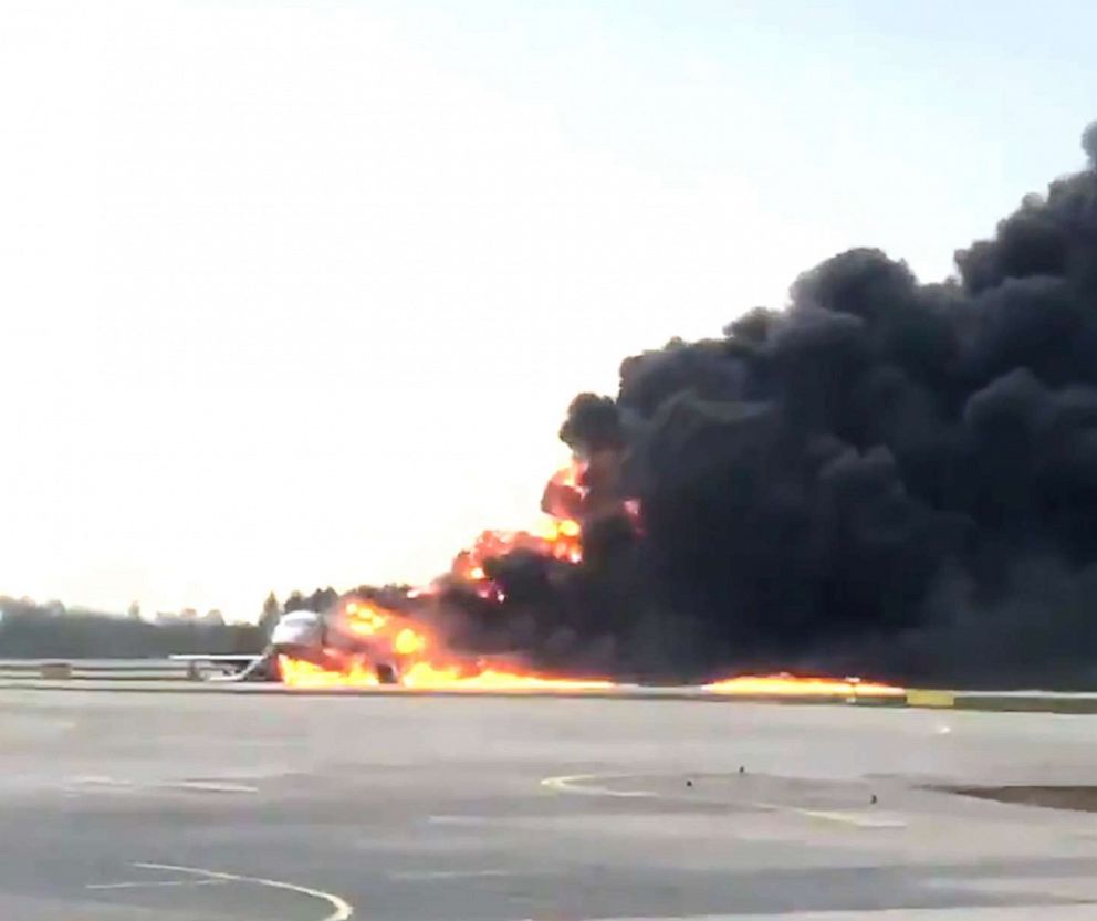 飞机硬着陆后机身燃起大火。图源：ABC News