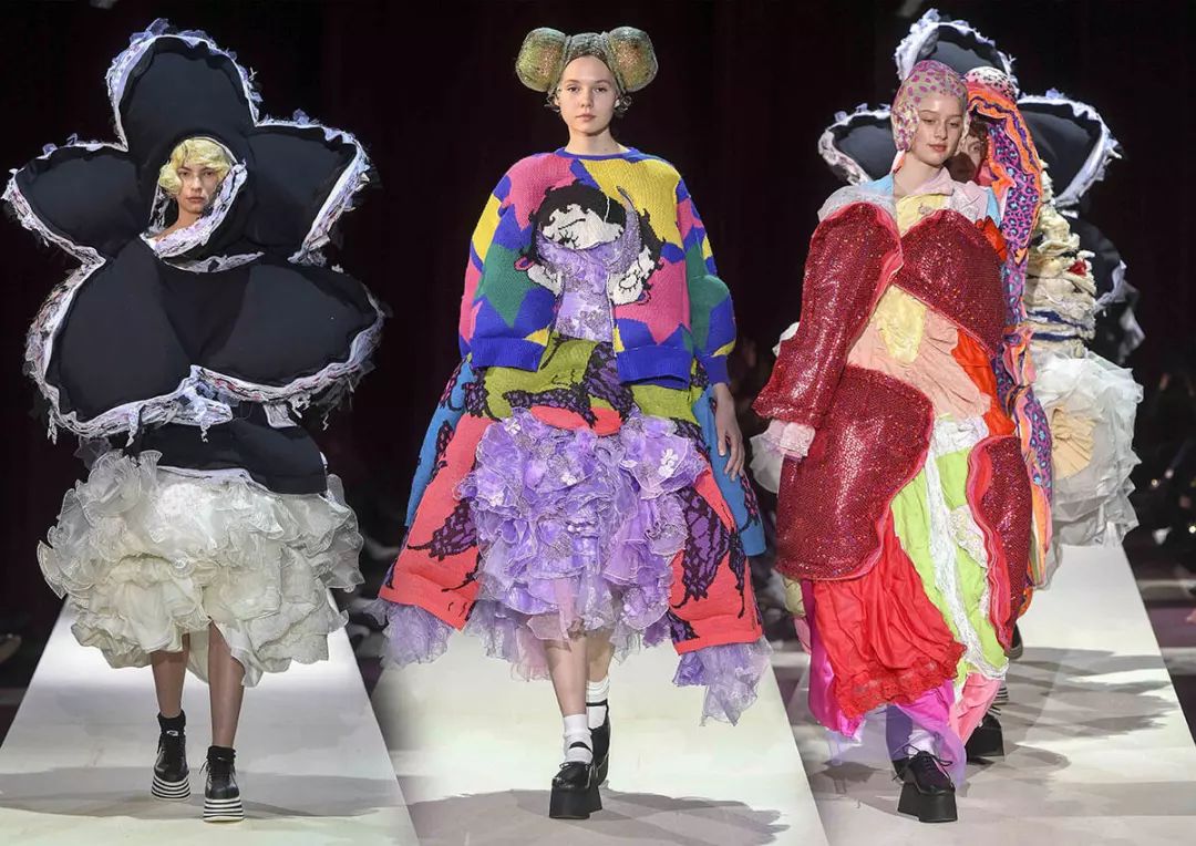 坎普意思是"以夸张的方式展现",风格就是怪异的时尚美,华丽浮夸,出乎